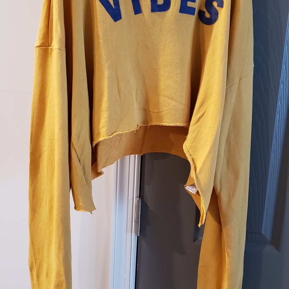 Vibes cropped  crewneck top